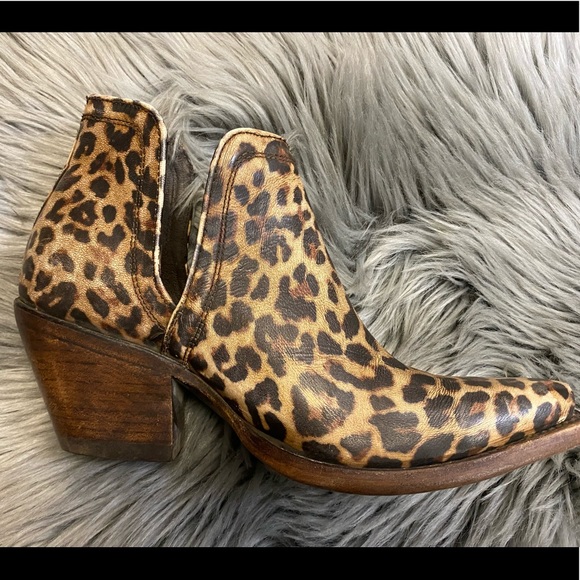 Ariat Shoes - Ariat Ladies Dixon Distressed Leo Booties 10035806